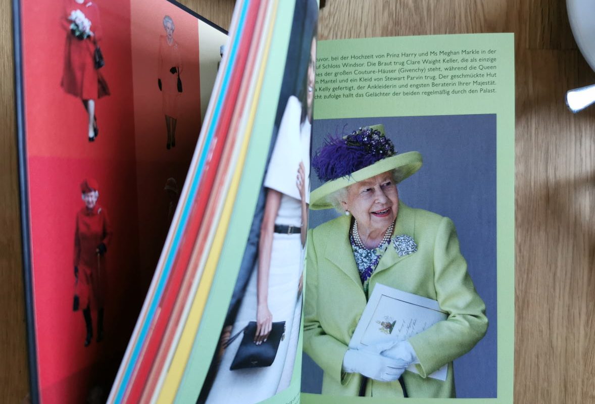 Die Farben der Queen, ein Buch von Sali Hughes