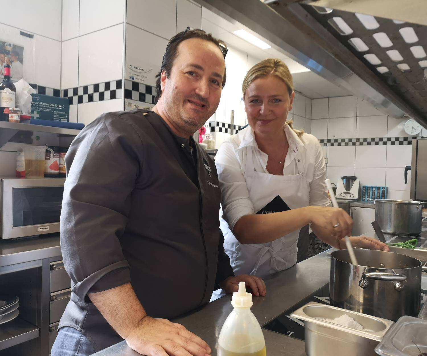 Carmelo Greco mit Claudia beim Ragout kochen