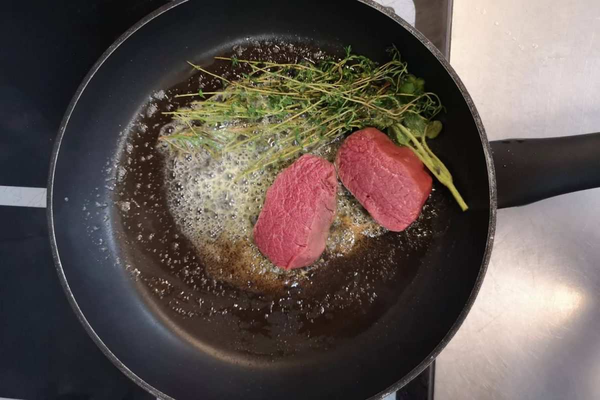 Cervena Venison Fleisch in der Pfanne