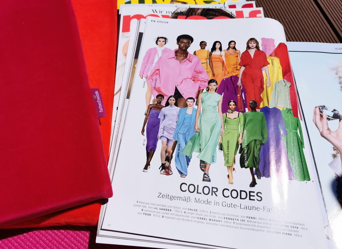Farbenfreunde Kissen mit Zeitschrift für colourlovers