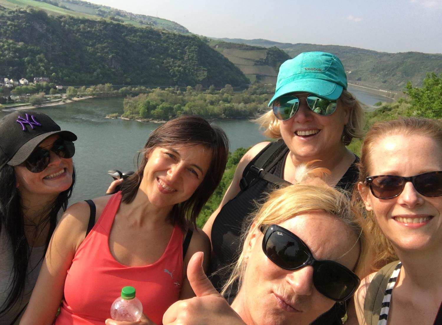 Frauen Wanderung auf dem Rheinsteig mit Blick ins Tal