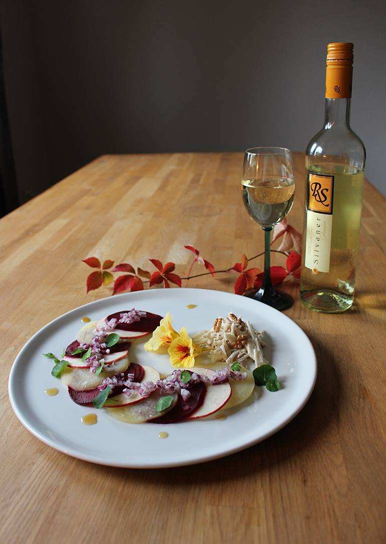 Handkäse Carpaccio mit Rote Beete und Apfel