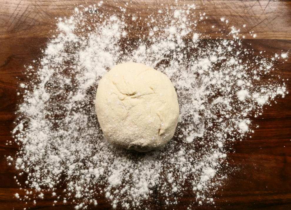 Hefeteig auf Holzbrett
