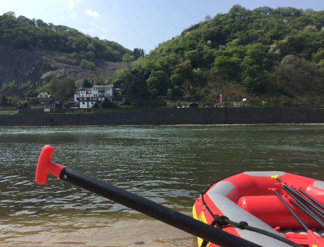 Mitten auf dem Mittelrhein mit dem Paddelboot