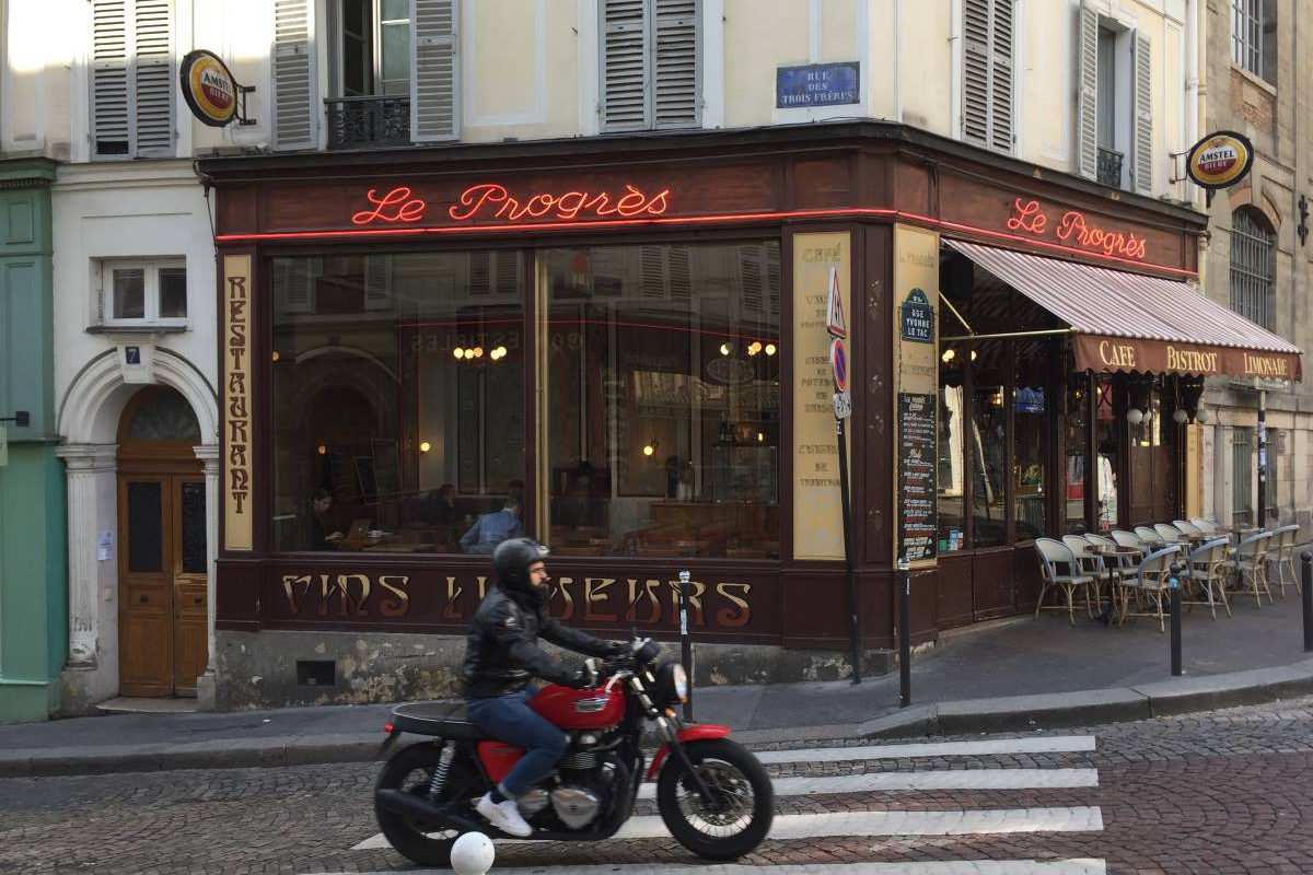 Mit dem Motorrad durch Paris