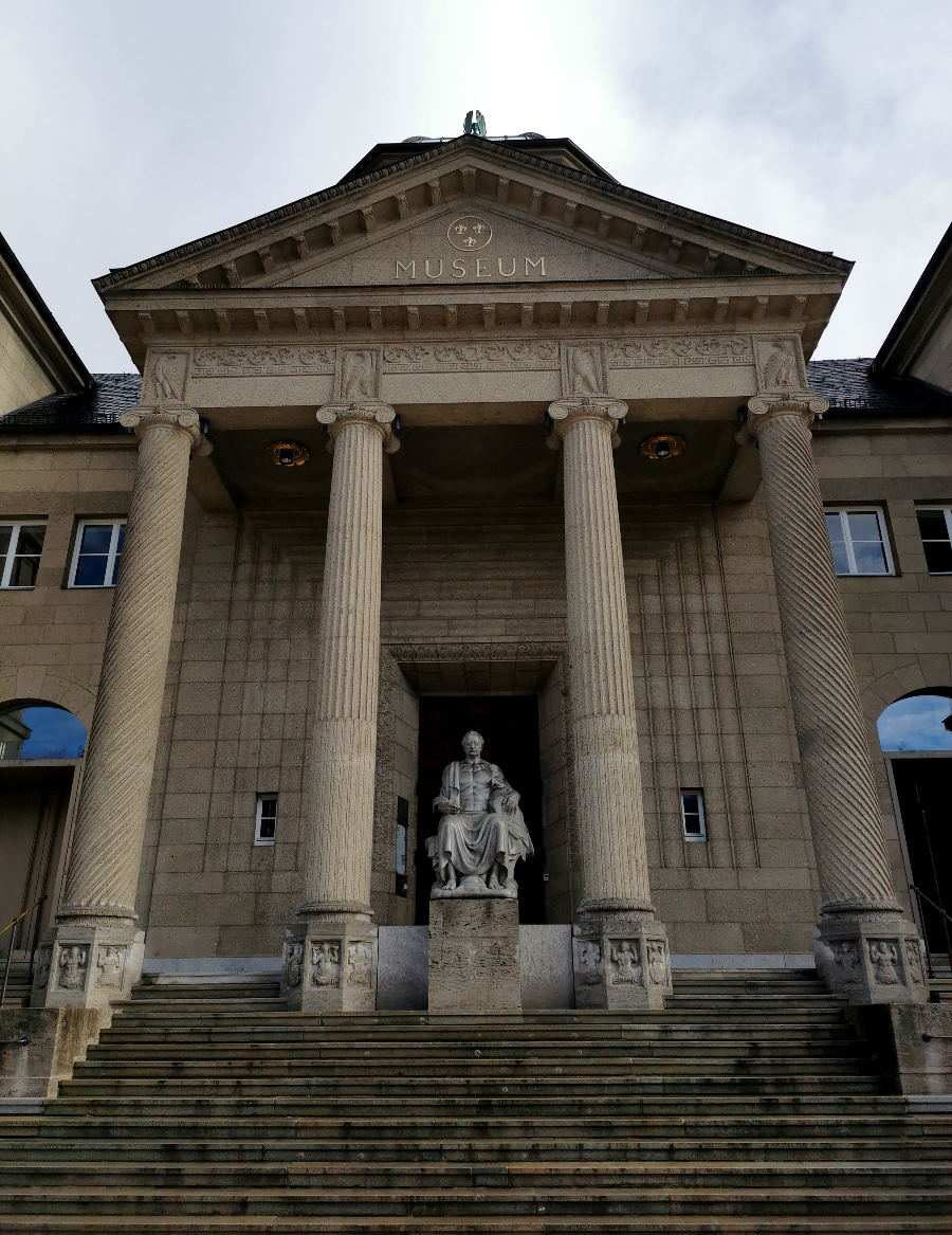 Museum-Wiesbaden Vorderansicht mit Goethe Statue Eingang Säulen