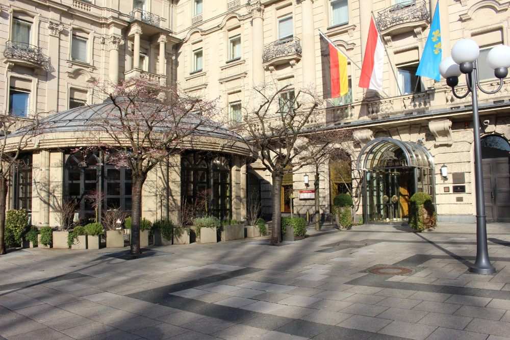 Eingang und Orangerie des Grandhotel Nassauer Hof Wiesbaden