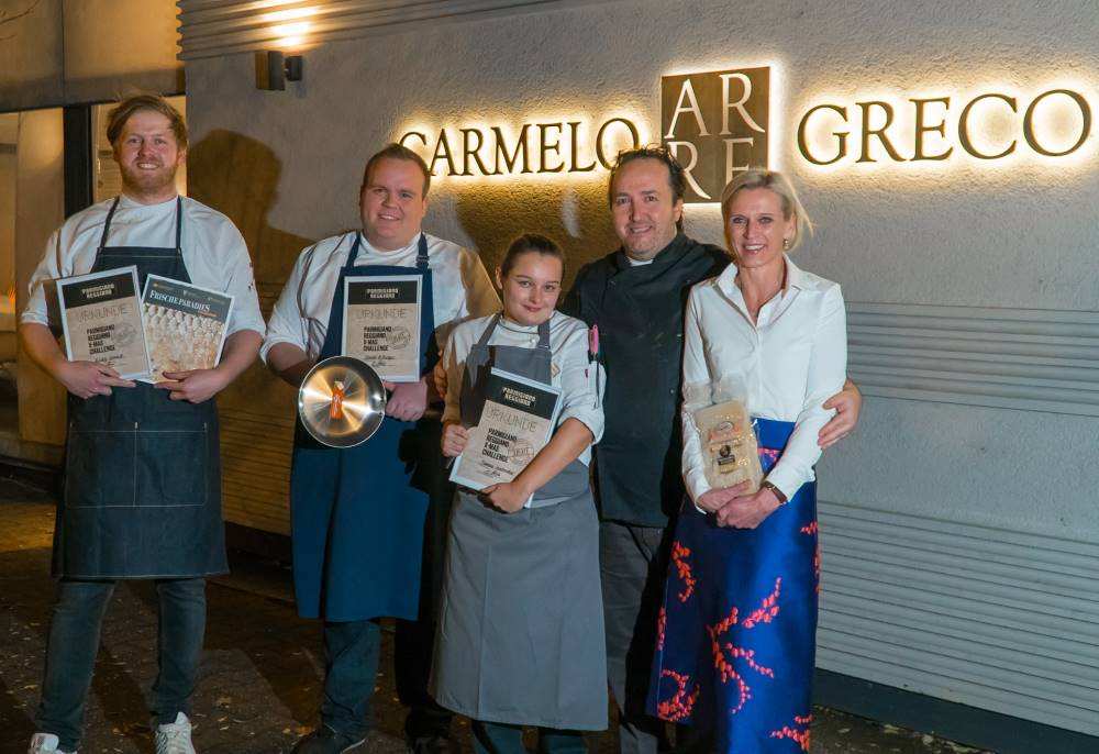 Parmigiano Reggiano_Gewinner stehen vor dem Restaurant Carmelo Grecor