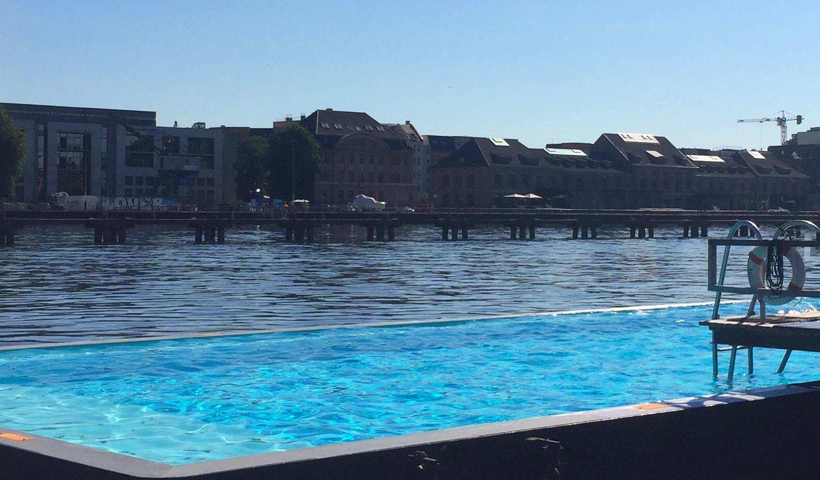 Badeschiff auf der Spree in Berlin