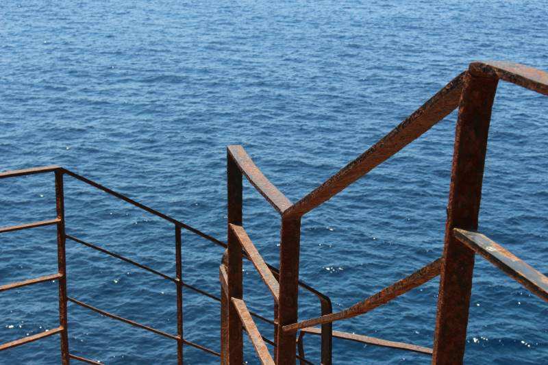 Treppe ins Meer auf Sardinien