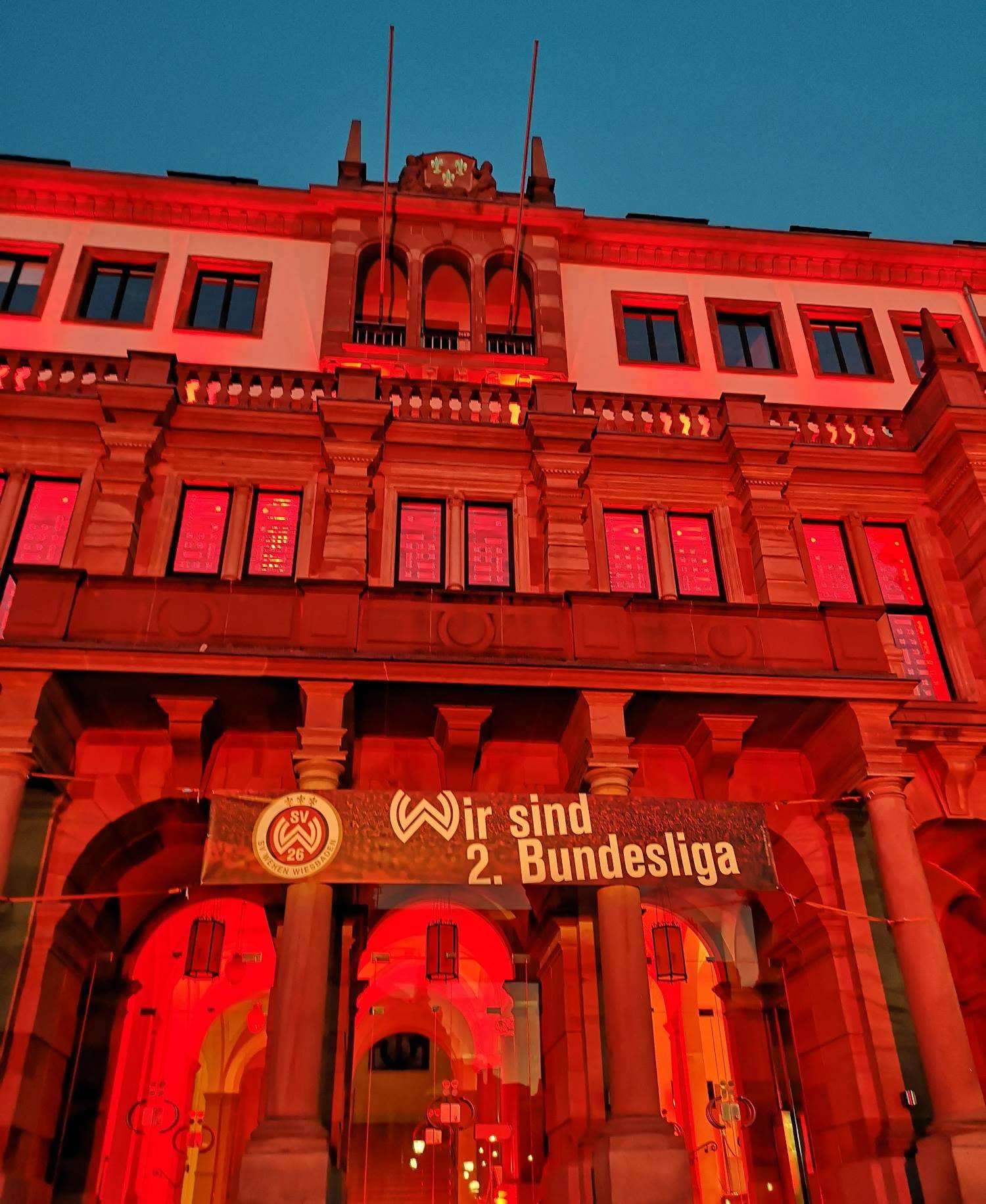 Wiesbaden Rathaus rot angeleuchtet mit Werbung für SVWW Fußballverein der 2. Bundesliga