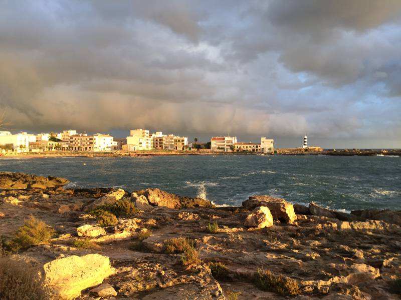 Die Bucht im Sonnenlicht bei Colonia San Jordi, Mallorca